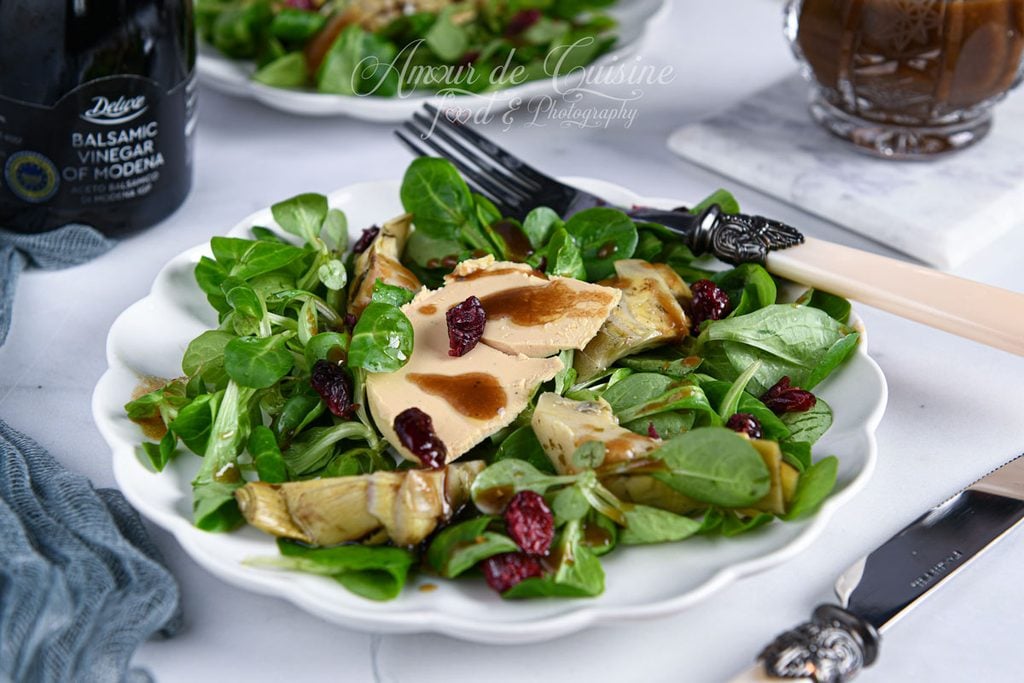 Salade de mâche au foie gras et artichauts, vinaigrette balsamique à l’érable